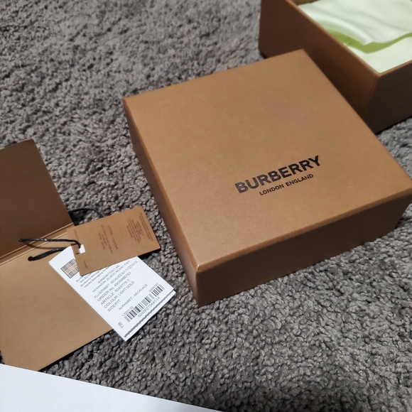 Burberry Alphabet Chain - Picture 4 of 4